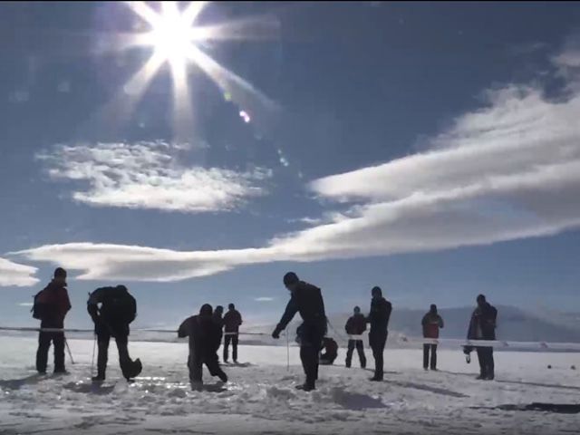 Su altı komandoları yüzeyi buz tutan Çıldır Gölü'nde dalış yaptı