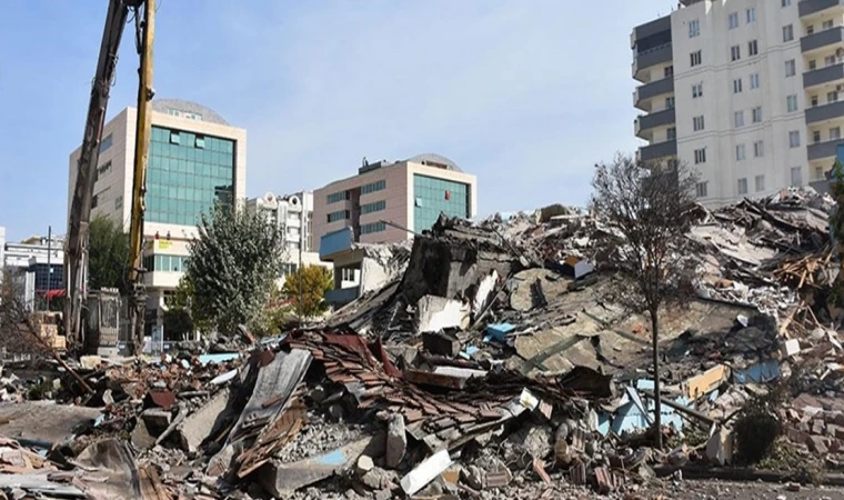 Depremden etkilenen "hayalet binalar"ın yıkımı sürüyor