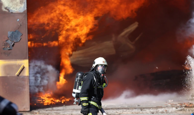 Kayseri'de yatak fabrikasında çıkan yangına müdahale ediliyor