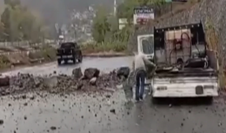 Zonguldak'ta yamaçtan düşen kayalar kamyonete isabet etti