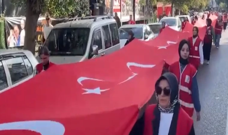100 metrelik Türk bayrağıyla Kızılay yürüyüşü yapıldı