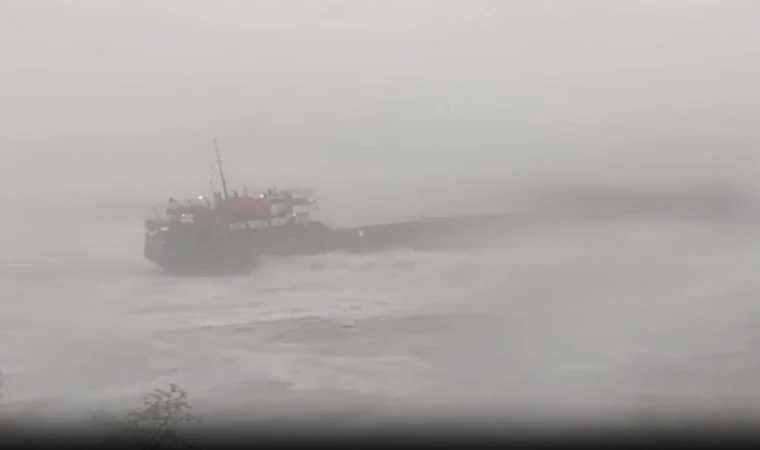 Fırtına nedeniyle ikiye bölünen geminin personeli tahliye edildi
