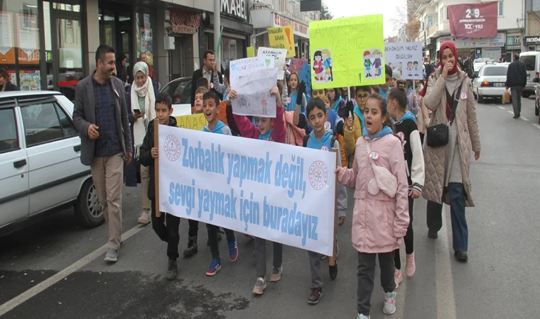 Beyşehir'de öğrenciler akran zorbalığına dikkat çekmek için yürüdü