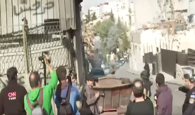 İsrail polisi, cuma namazını kılmak için Mescid-i Aksa’ya gitmek isteyen Filistinlilere gaz bombalar