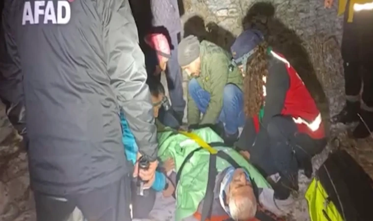 Kayalıktan düşen kişiyi AFAD ve jandarma ekipleri kurtardı