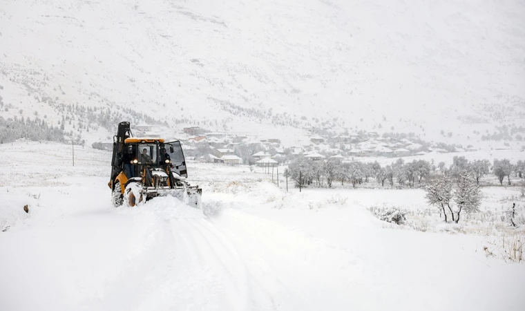 Yüksek kesimlerde bazı mahalle yolları kardan ulaşıma kapandı