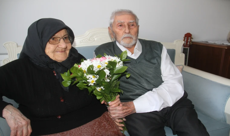 Aynı yastığa 77 yıldır baş koyan çift, birbirlerine ilk günkü gibi sevgiyle bağlı