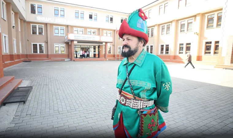 Bursa'da sanatçı Bülent Akay "Hacivat" kostümüyle oyunu kullandı