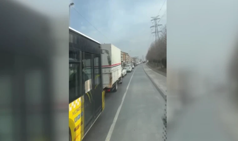 İstanbul'da itfaiye aracı diğer sürücülerin emniyet şeridini kullanması nedeniyle ilerleyemedi