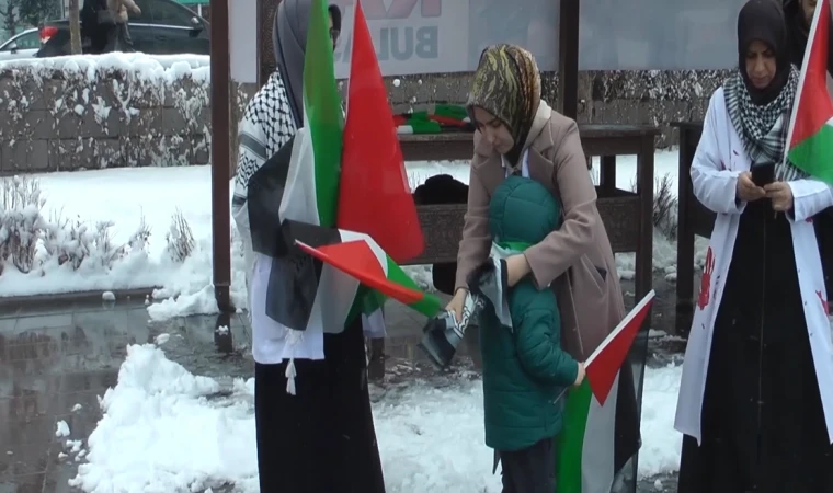 Sağlıkçılar kar yağışı altında Gazze için "sessiz yürüyüş" gerçekleştirdi