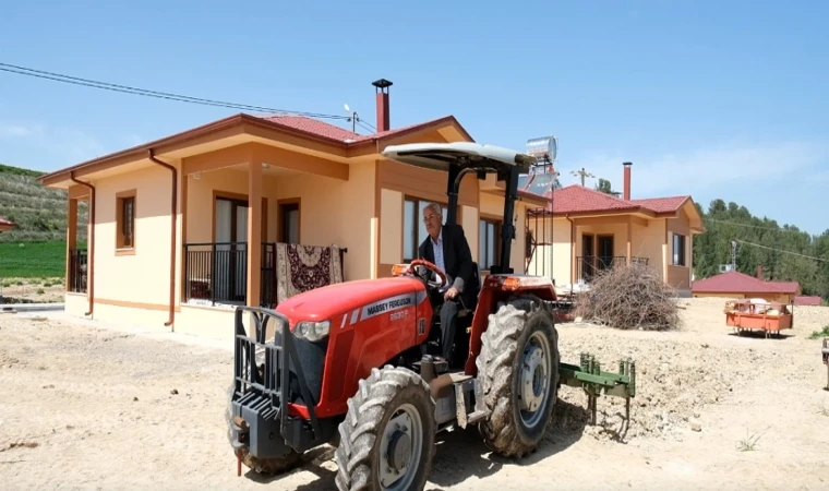 Adıyamanlı depremzede Şahin ailesine yeni evleri teslim edildi