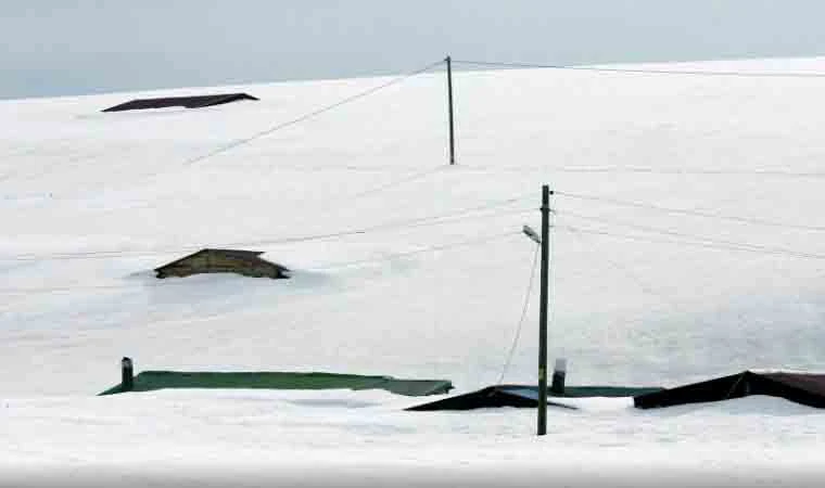 Ardahan'da yayla evleri ilkbaharda kara gömüldü