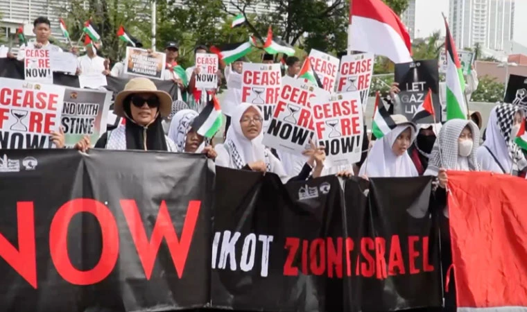 Endonezya'da ABD Büyükelçiliği önünde Filistin'e destek gösterisi
