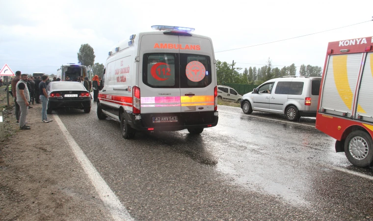 Konya'da kamyonun minibüsle çarpışması sonucu 14 kişi yaralandı