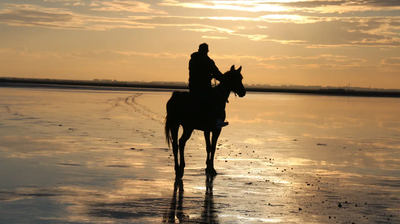 Tuz Gölü'nde gün batımı kızıl tonlarıyla görsel şölen oluşturdu 1