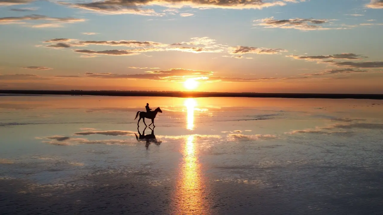 Tuz Gölü'nde gün batımı kızıl tonlarıyla görsel şölen oluşturdu 8