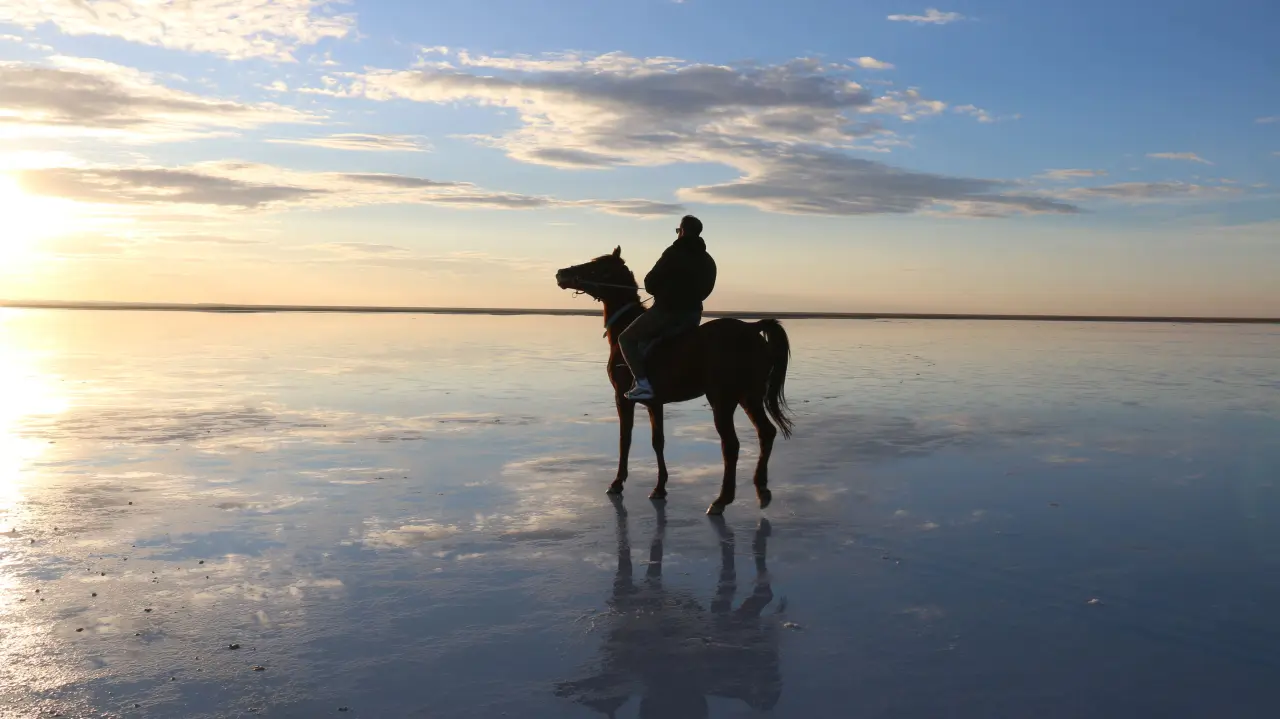Tuz Gölü'nde gün batımı kızıl tonlarıyla görsel şölen oluşturdu 2