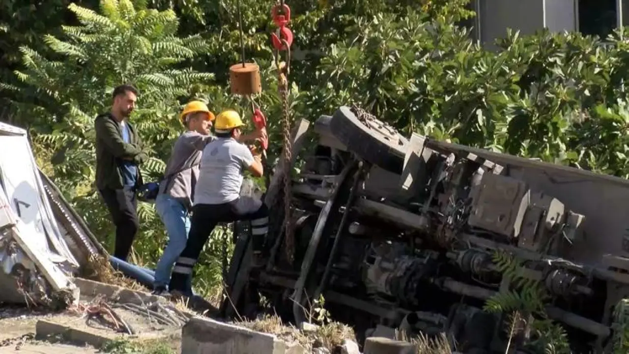 Beşiktaşta yokuştan kayan kamyon devrildi
