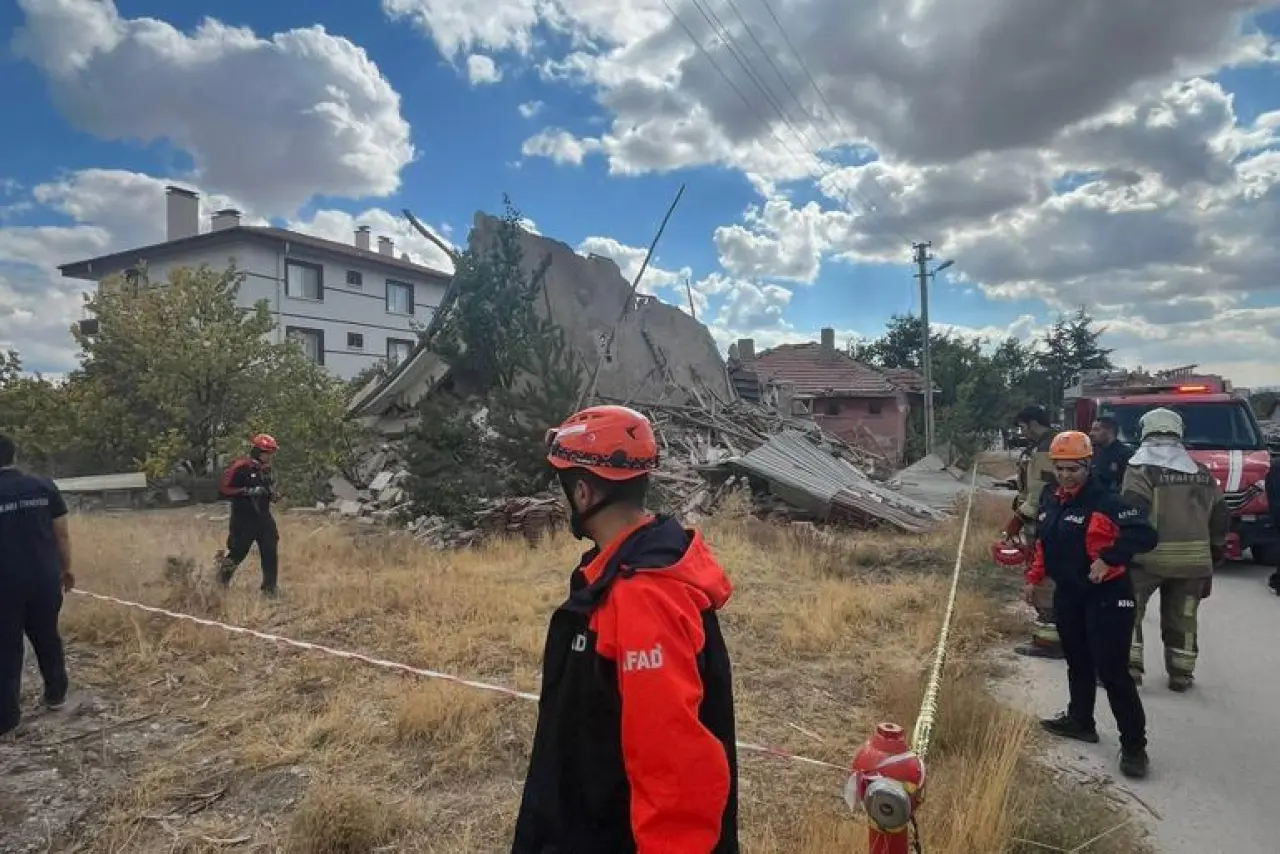 Ankarada 3 katlı metruk bina çöktü