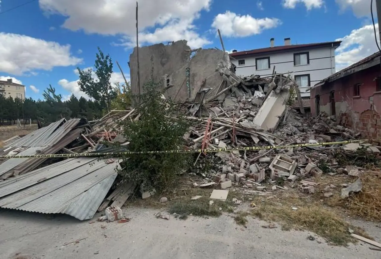 Ankarada 3 katlı metruk bina çöktü