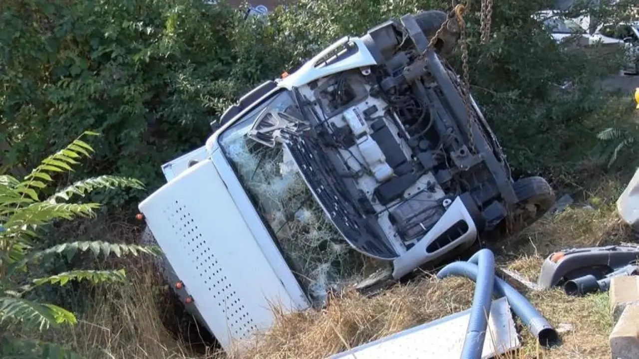 Beşiktaşta yokuştan kayan kamyon devrildi