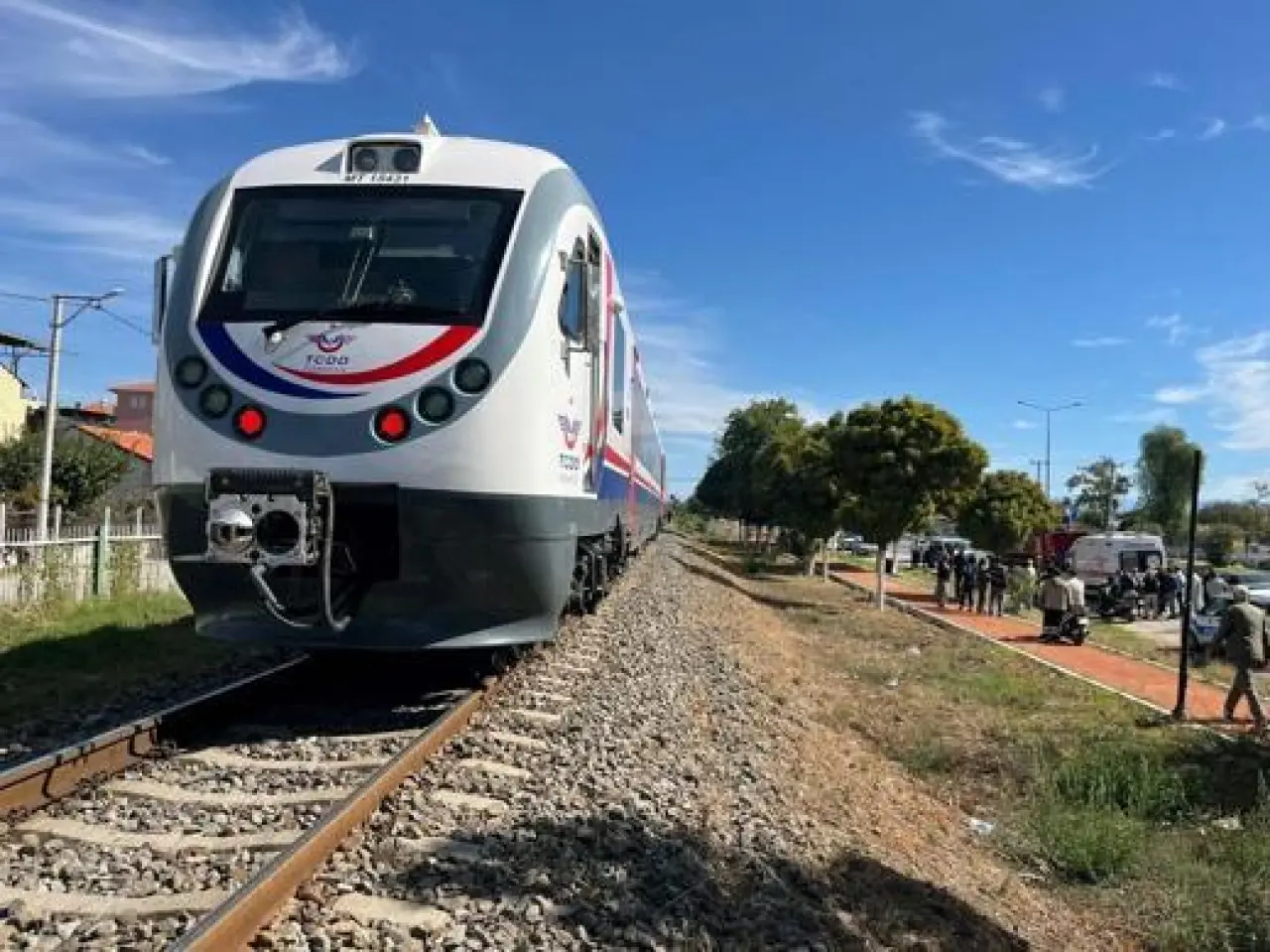 Torununu trenin altında kalmaktan kurtardı, kendisi ağır yaralandı