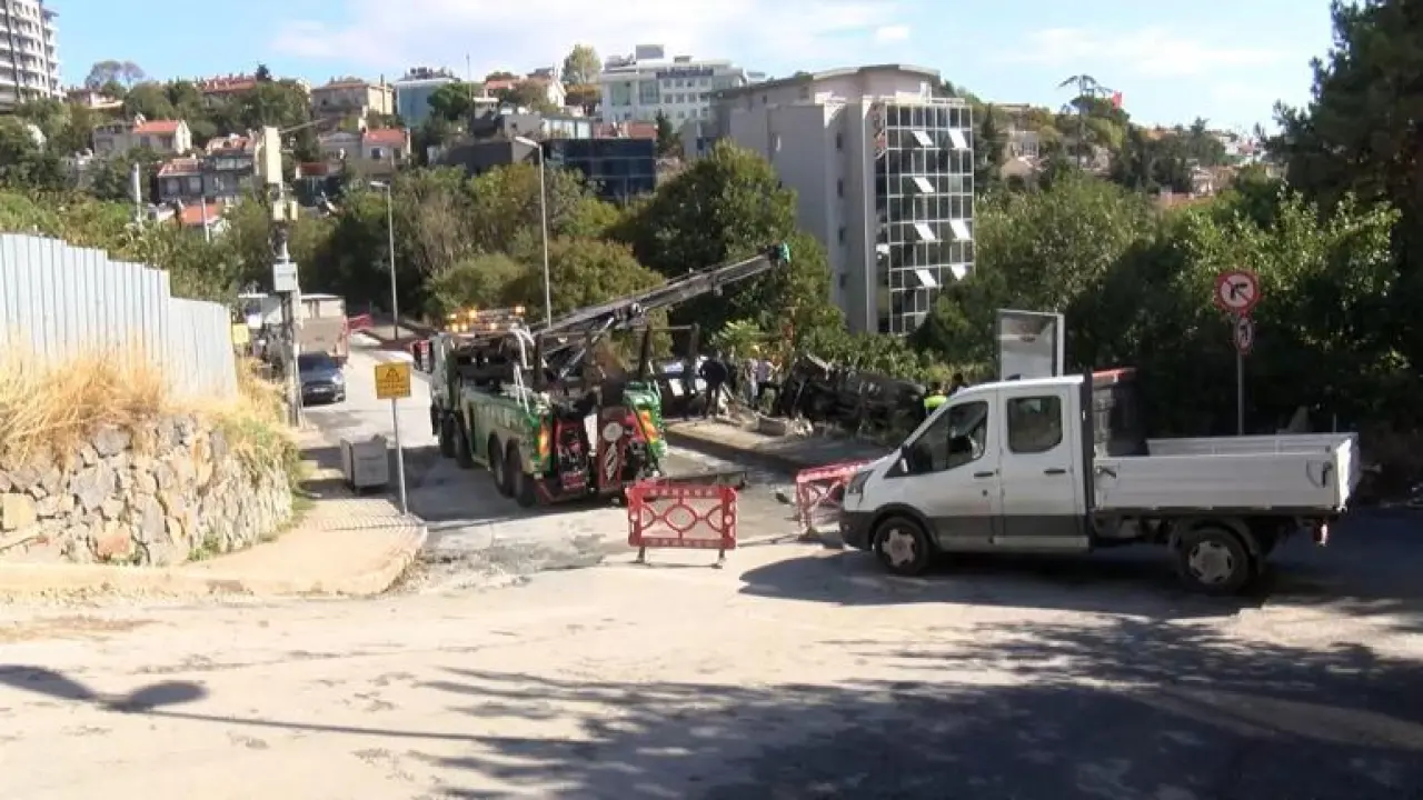 Beşiktaşta yokuştan kayan kamyon devrildi