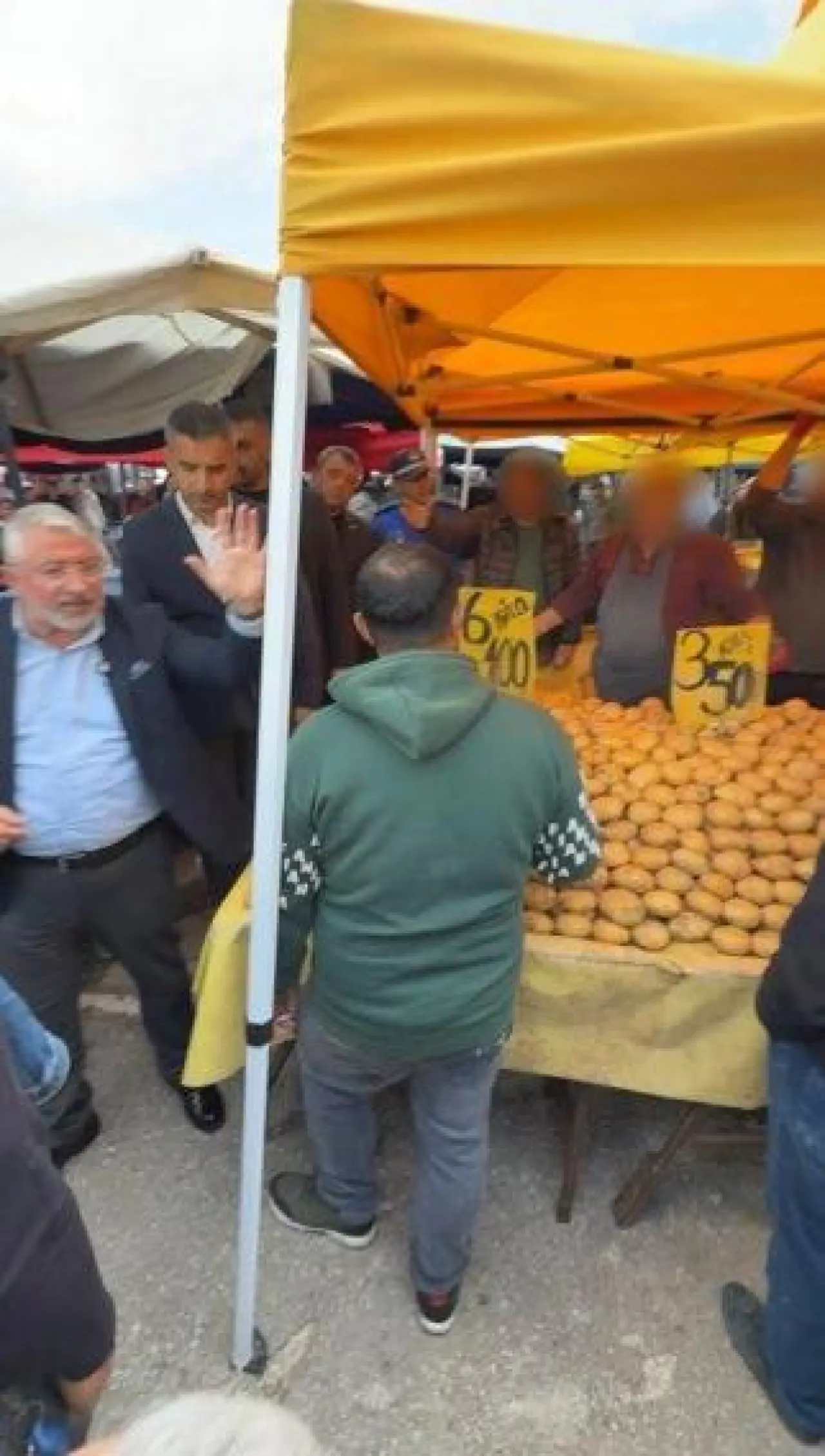 Pazar denetiminde belediye başkanından müşteriye kötü davranan esnafa tepki