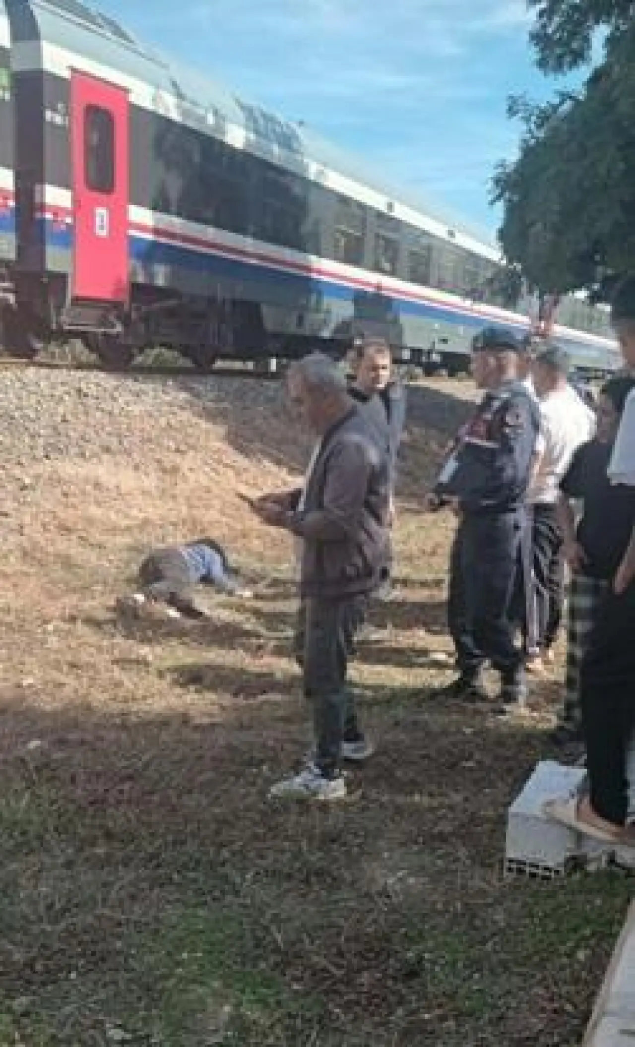 Torununu trenin altında kalmaktan kurtardı, kendisi ağır yaralandı