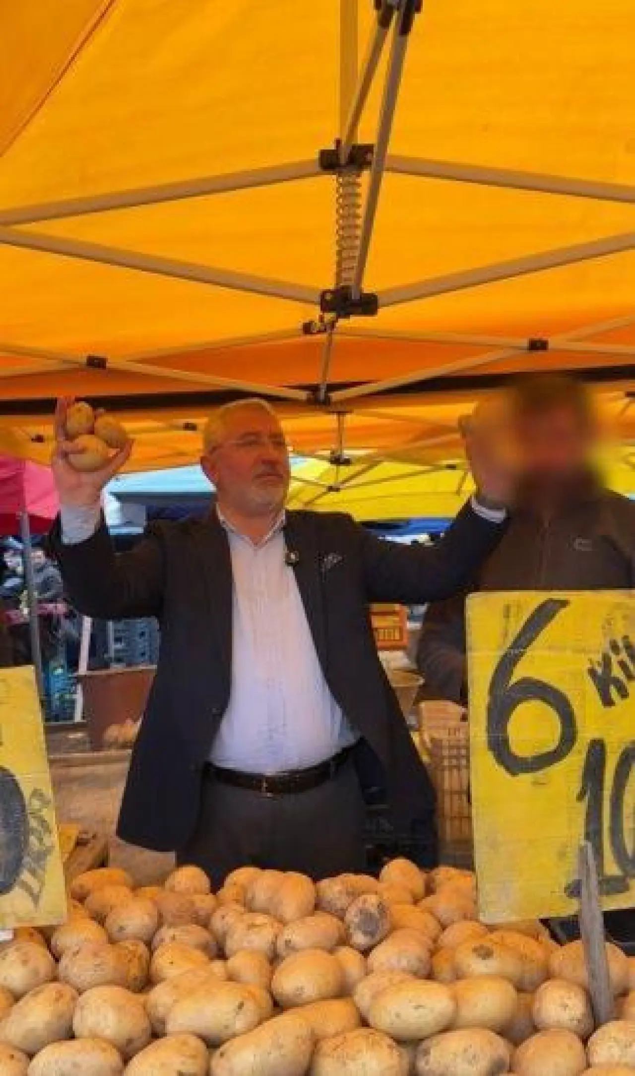 Pazar denetiminde belediye başkanından müşteriye kötü davranan esnafa tepki