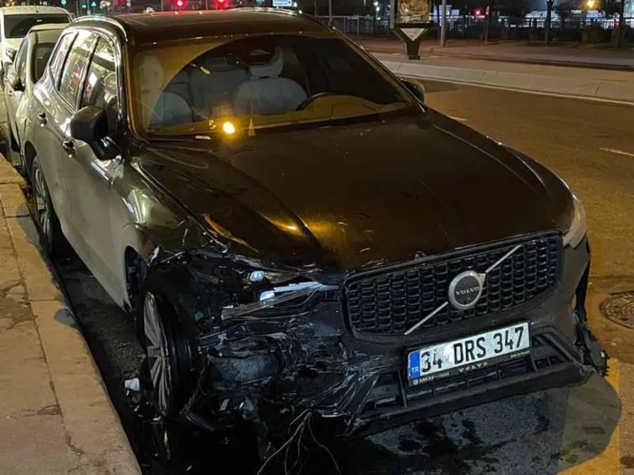 Eyüpsultanda yokuş aşağı inen otomobil park halindeki 8 araca çarptı