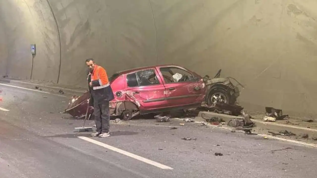 Otomobil tünel duvarına çarptı: 2 yaralı