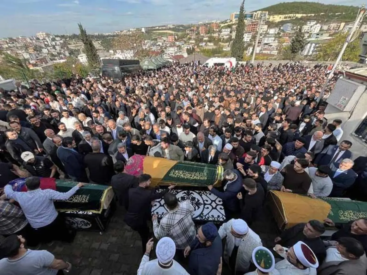 Kozmetik fabrikasındaki yangında ölen 6 kişi toprağa verildi