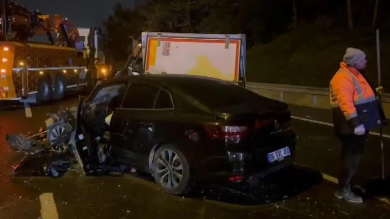 Ümraniye TEM Otoyolunda otomobil meyve yüklü kamyonetle çarpıştı: 2 yaralı