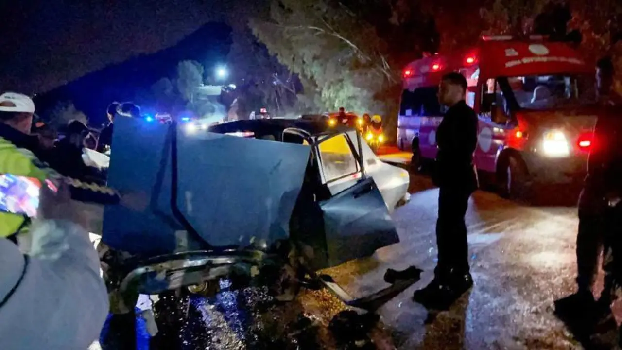 Adanada iki otomobil kafa kafaya çarpıştı: 7 yaralı