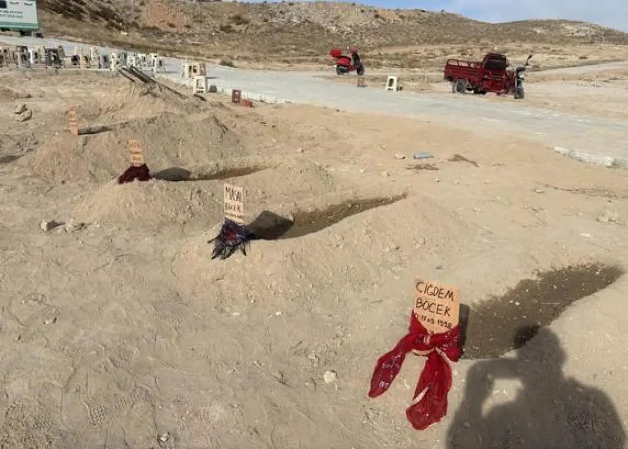 Zehirlenme şüphesiyle hayatını kaybeden aile; baba, 2 çocuğu ve eşinin yanına defnedildi