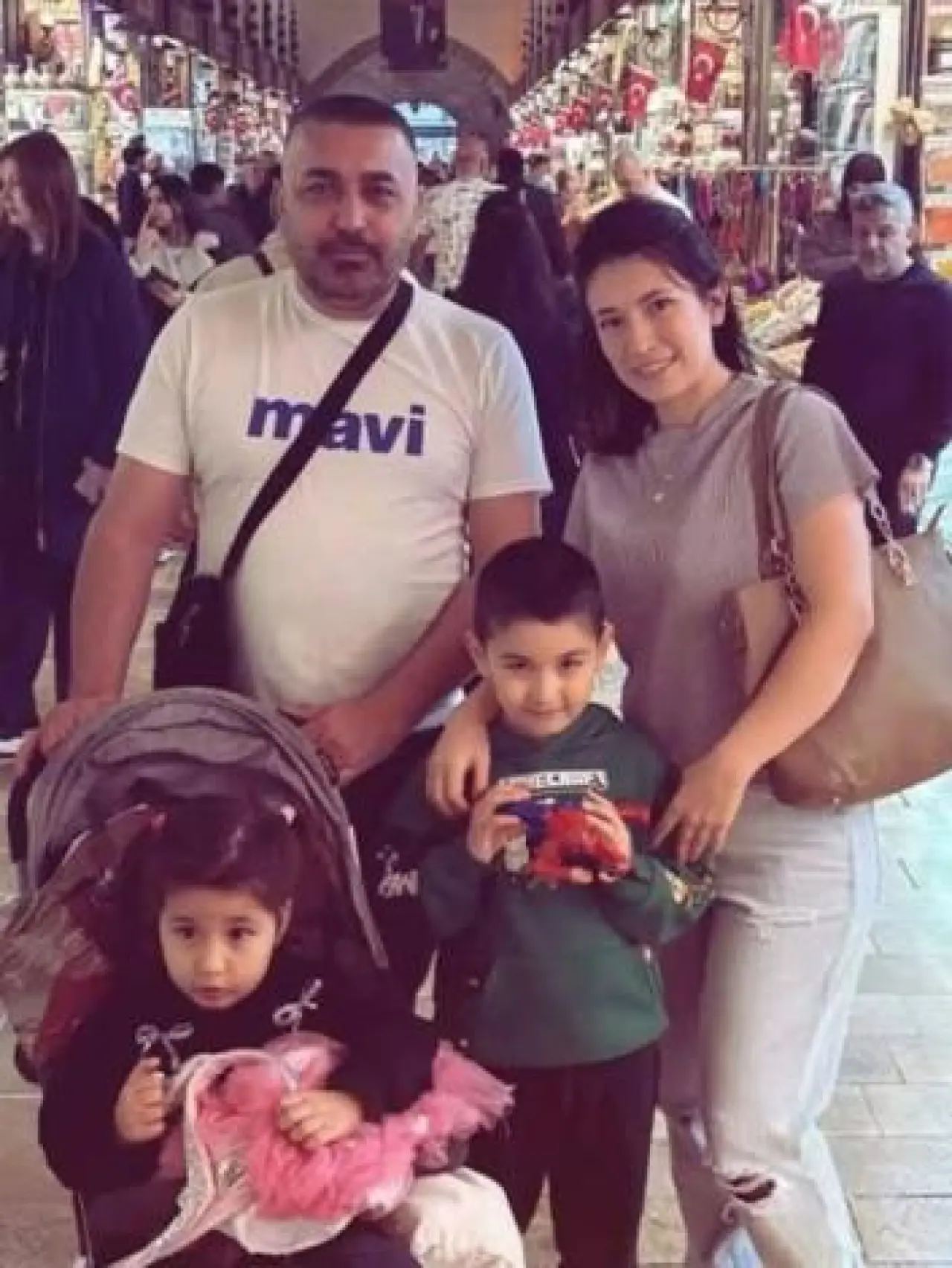 Gıda zehirlenmesi şüphesiyle ölen anne ile 2 çocuğu toprağa verildi