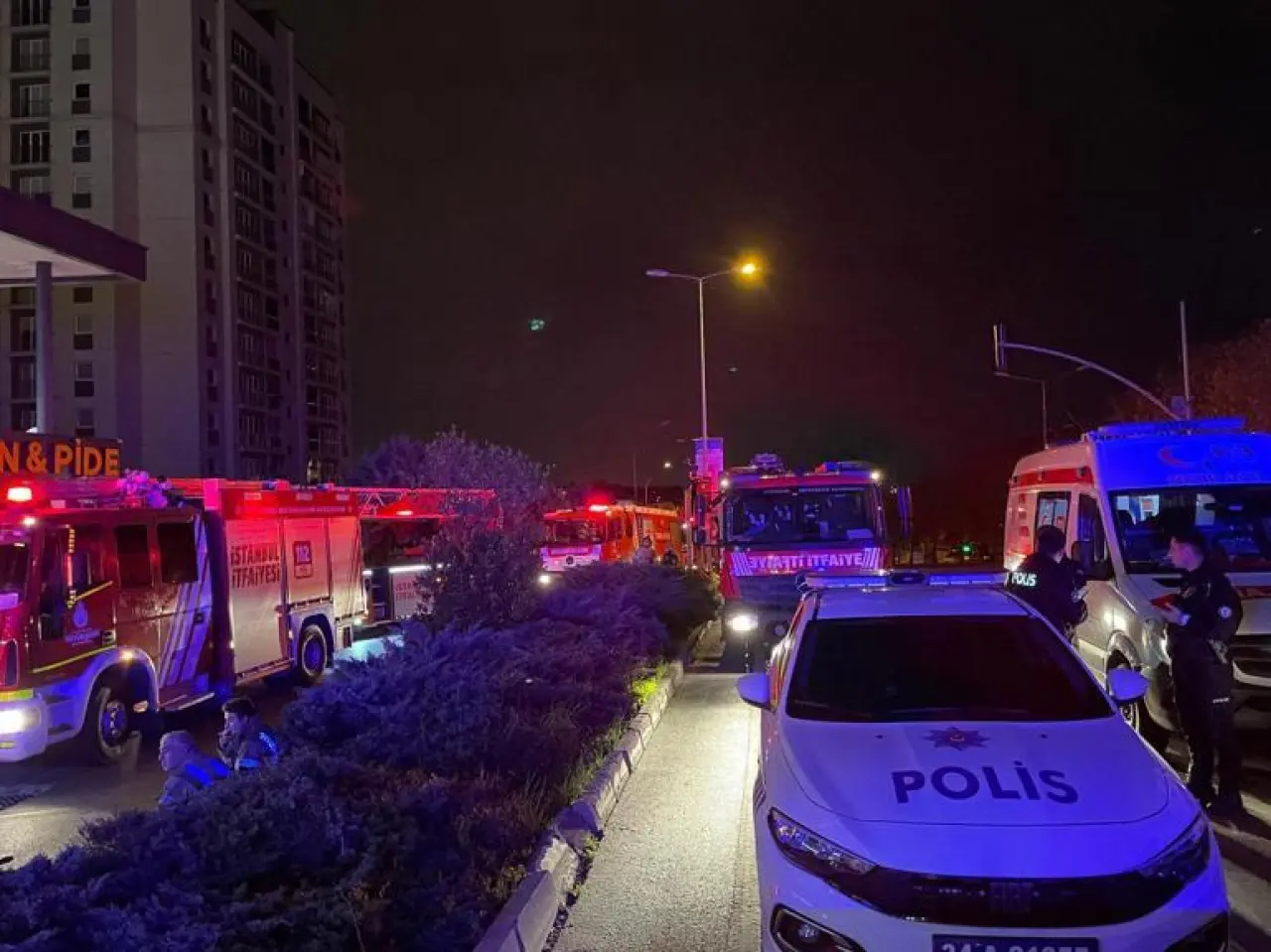 Sultangazide 27 katlı otelde yangın: 4 kişi hastaneye kaldırıldı