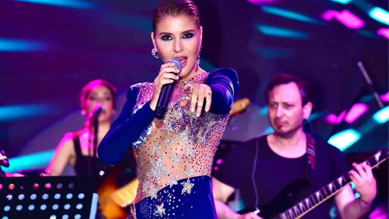 Gülben Ergen'den servis elemanlarına sahne sürprizi - Denge Gazetesi,  Gaziantep Haberleri, Gaziantep Son Dakika Haberleri