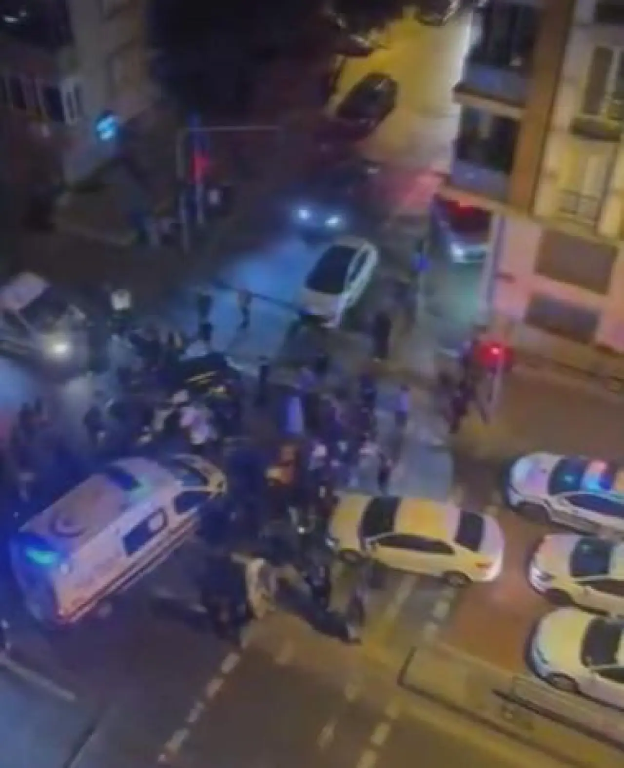 Bayrampaşada yolcu otobüsü ile otomobil çarpıştı: 3 yaralı