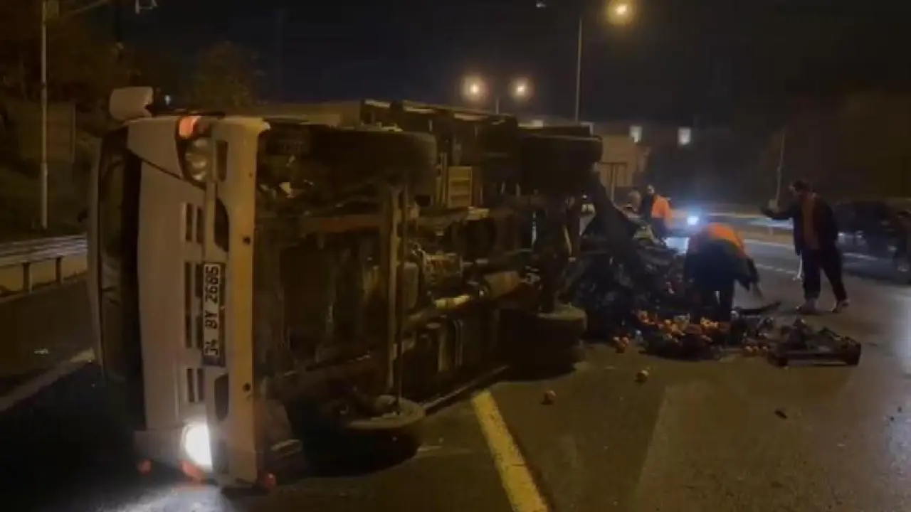 Ümraniye TEM Otoyolunda otomobil meyve yüklü kamyonetle çarpıştı: 2 yaralı