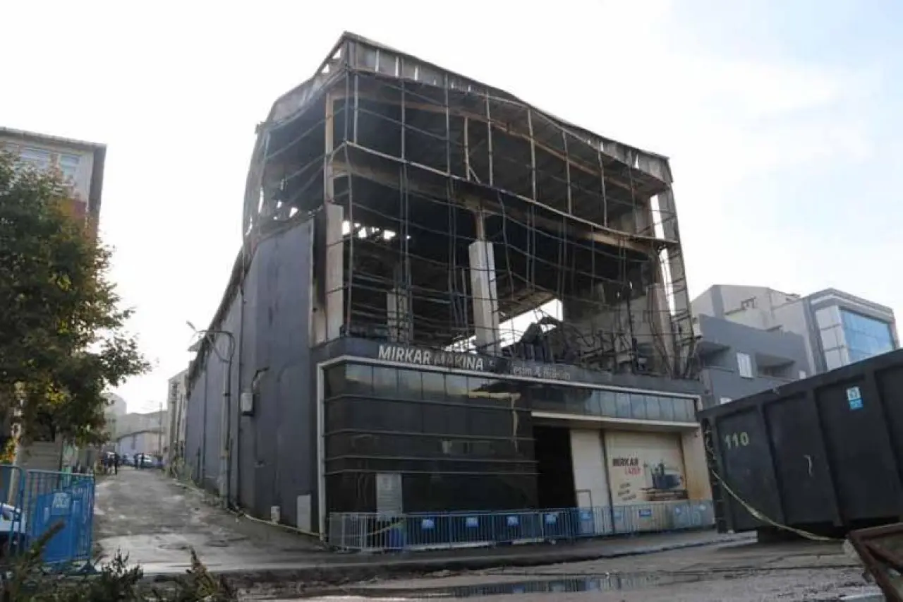 Kozmetik fabrikasındaki yangında ölen 6 kişi toprağa verildi