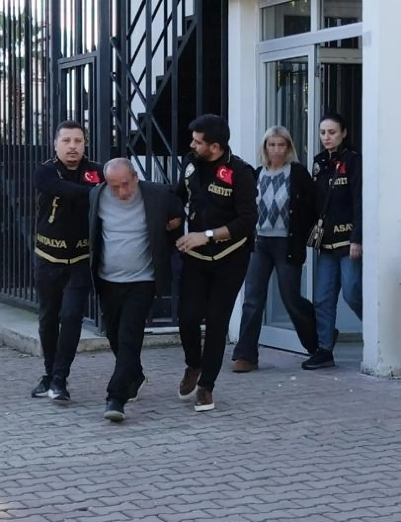Ölü bulunan kadının kızı ve sevgilisi adliyeye sevk edildi
