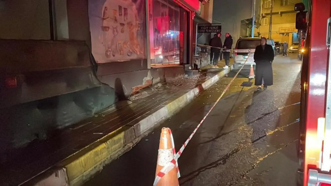 Sarıyer’de zemininde kayma oluşan bina gecekonduya yaslandı