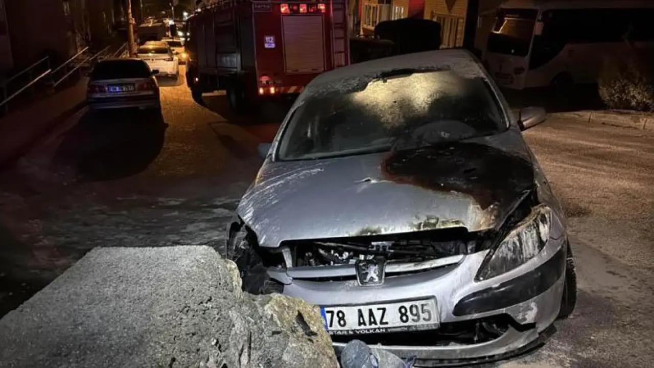 Alkollü sürücünün duvara çarptığı otomobil yandı