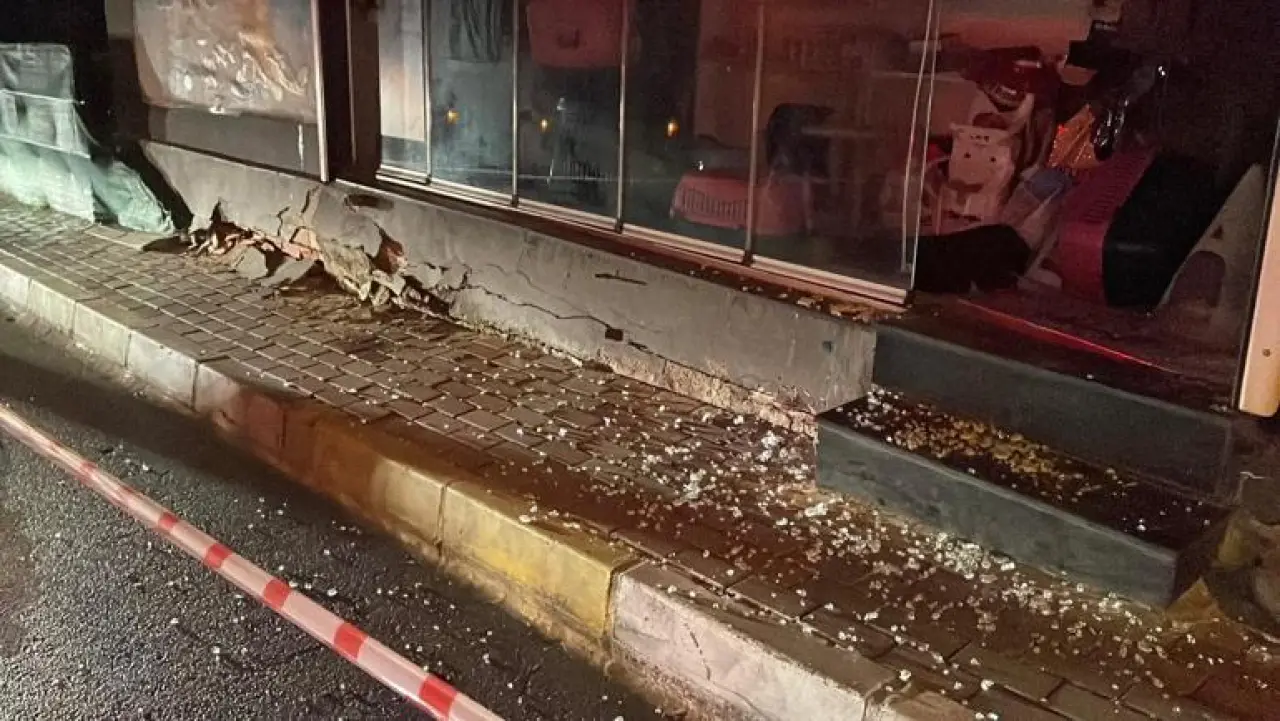 Sarıyer’de zemininde kayma oluşan bina gecekonduya yaslandı