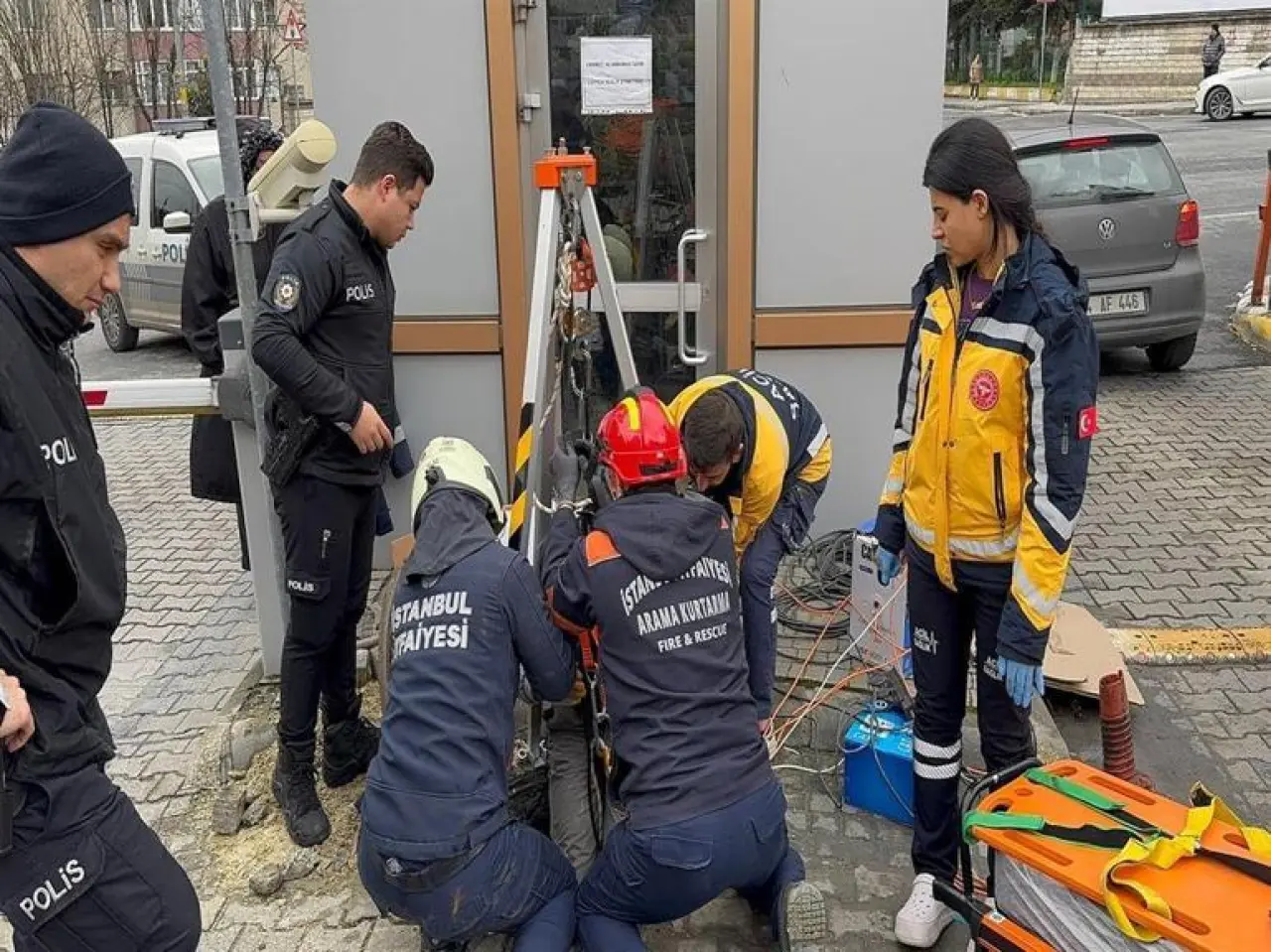 Beylikdüzünde rögara düşen işçiyi itfaiye kurtardı