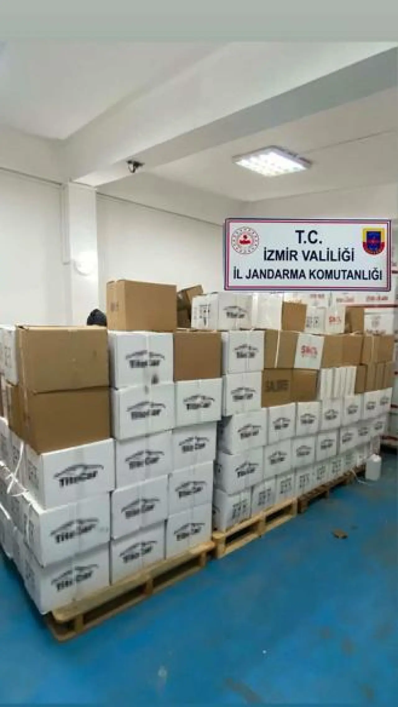 İzmirde yeni yıl öncesinde 4 bin 130 litre kaçak etil alkol ele geçirildi