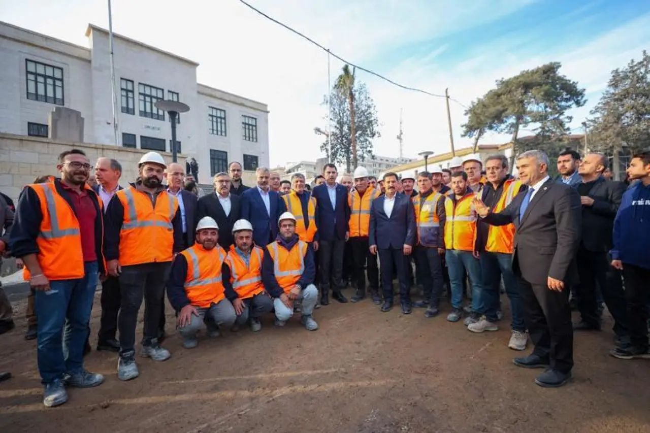 Bakan Kurum, Hatayda afet konutlarını inceledi