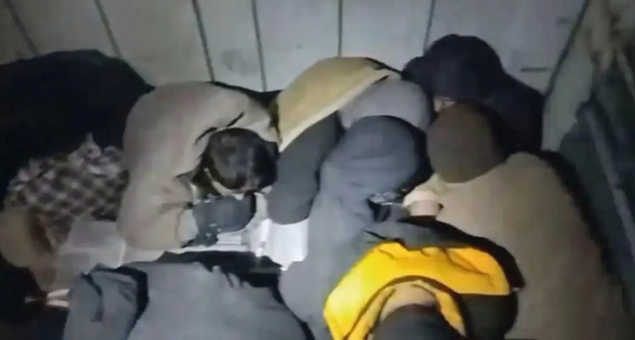 Demir yüklü TIRın dorsesinden 37 kaçak göçmen çıktı